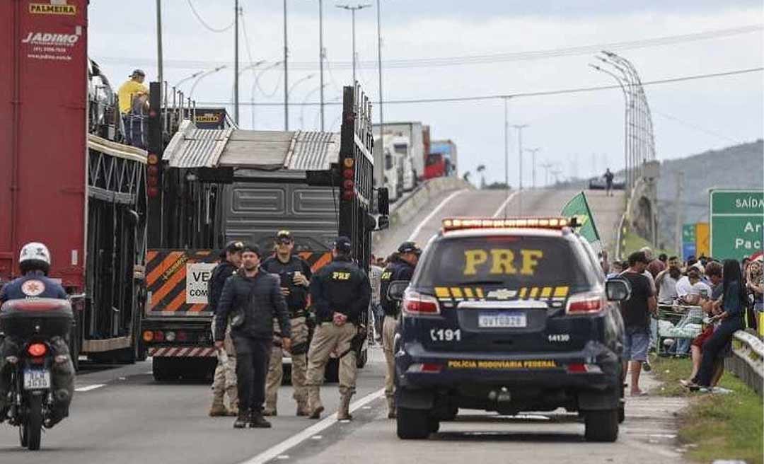 Pontos de bloqueios na BR-364 em Rondônia, na divisa com o Acre, são desfeitos, informa secretário