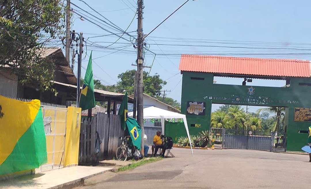 Bolsonaristas desocupam rua próxima ao 4º BIS, mas permanecem acampados nas laterais da via neste sábado