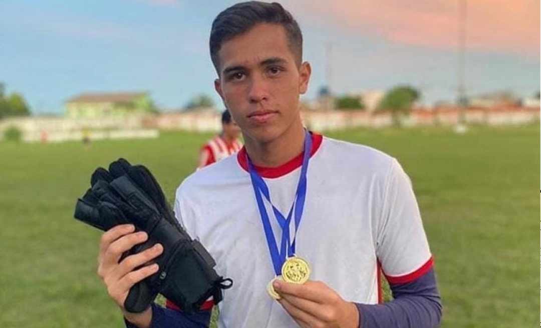 Goleiro do sub-20 do Galvez morre após mal súbito em jogo de futebol com amigos