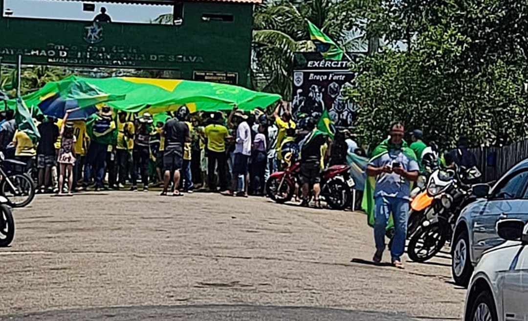 Jornalistas são hostilizados durante manifestação de bolsonaristas na manhã desta segunda