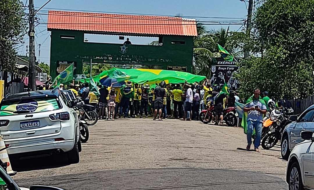 Aos gritos de "Forças Armadas salve o Brasil", bolsonaristas fecham temporariamente a Valério Magalhães