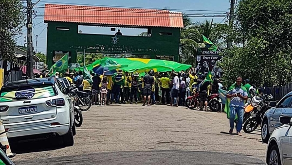 Aos gritos de "Forças Armadas salve o Brasil", bolsonaristas fecham temporariamente a Valério Magalhães