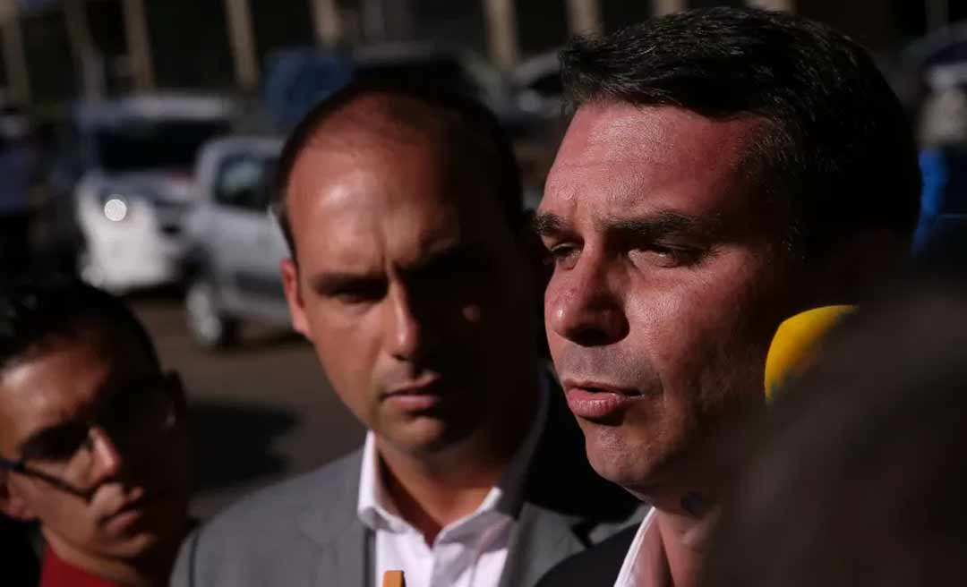 Flávio e Eduardo Bolsonaro pedem cidadania na embaixada italiana em Brasília