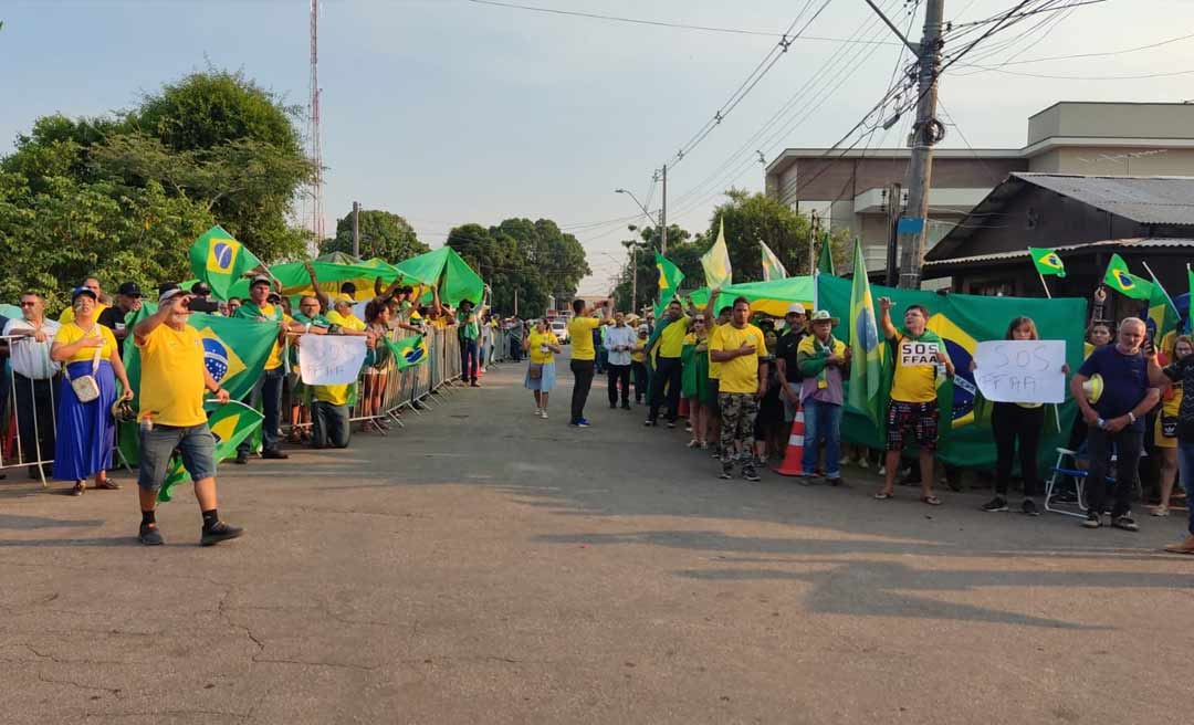 Após denúncia do NH e nota de esclarecimento, PM manda colocar grades e cones para impedir obstrução de ruas do 4° BIS