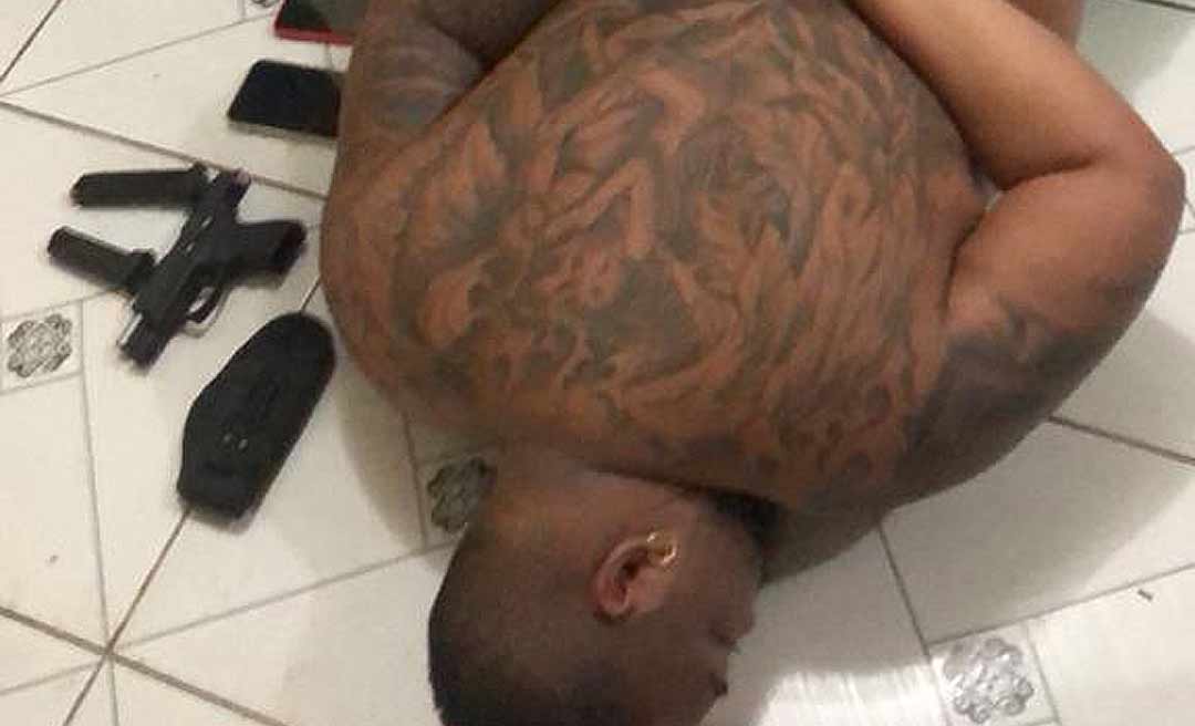 "Marfim" é preso em flagrante com arma, munição, droga e quase R$ 20 mil