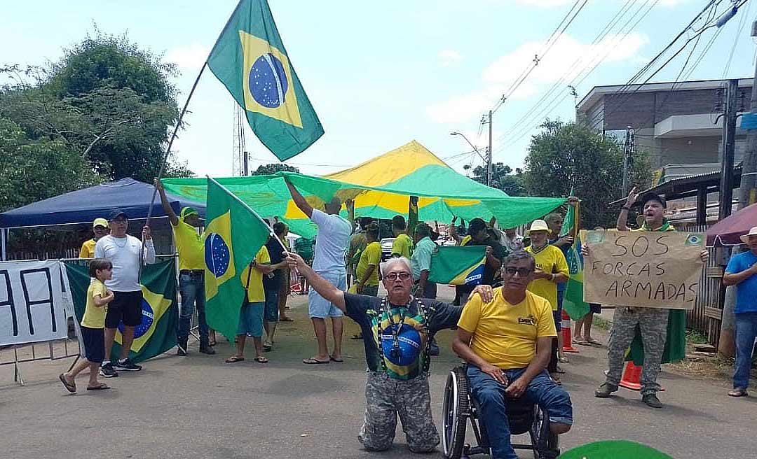 Birico se ajoelha na frente do 4ºBIS em mais um dia de manifestação bolsonarista por intervenção