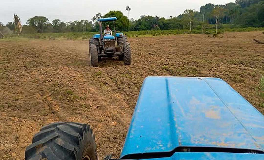 Prefeitura avança com mecanização agrícola na zona rural do município de Cruzeiro do Sul