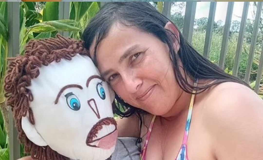 Brasileira que 'se casou' com boneco de pano diz que foi traída por ele