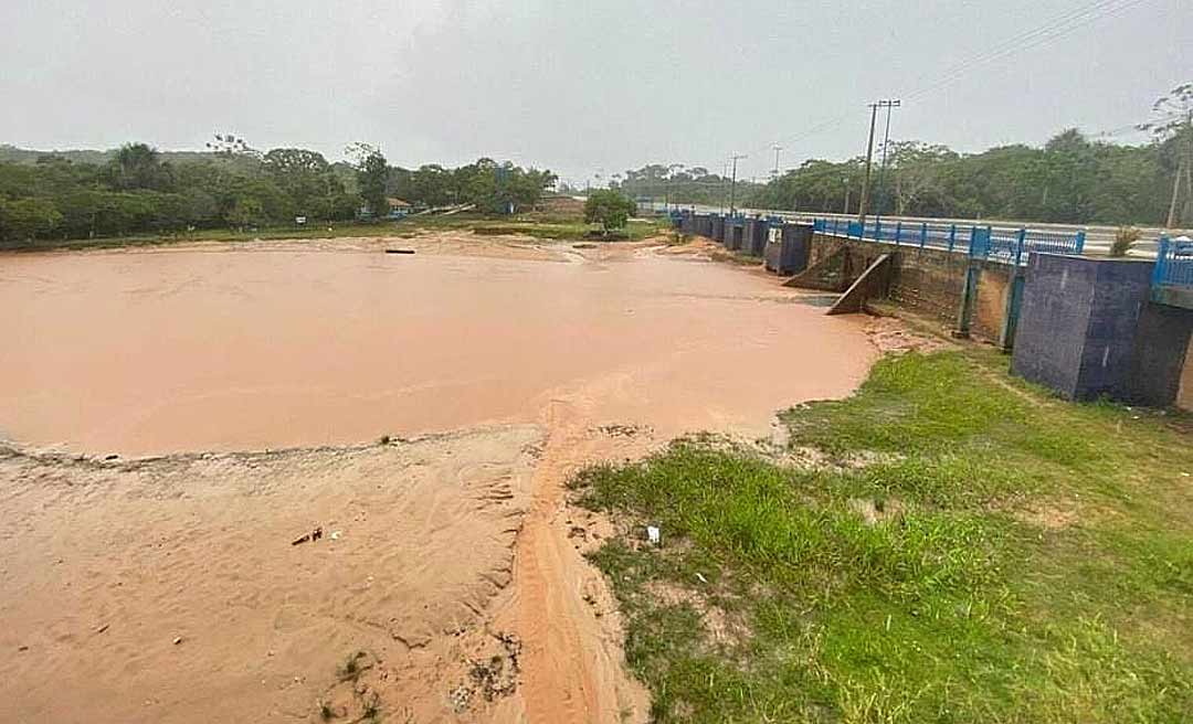 Jorge Viana afirma que obra do Governo do Acre é responsável pelo lamaçal no Igarapé Preto