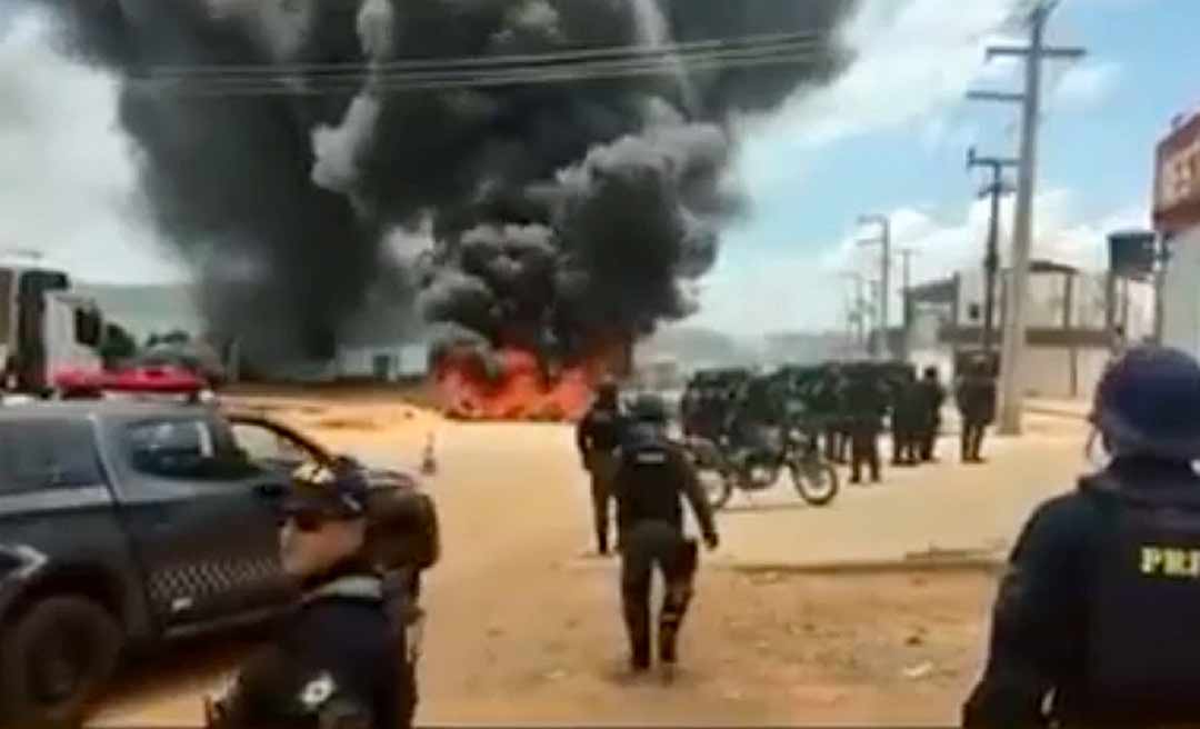 Choque da PRF usa bala de borracha e gás de pimenta no desbloqueio da BR-364 em Rondônia