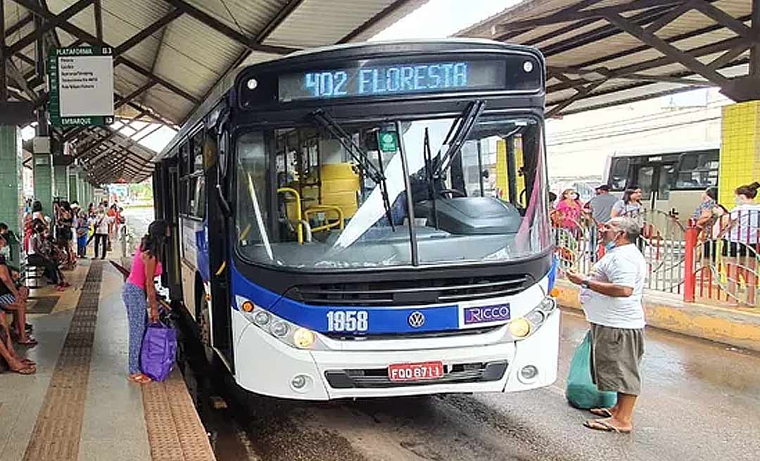 Frota de ônibus em Rio Branco será reduzida após falta de combustível ocasionada por bloqueios, diz prefeitura