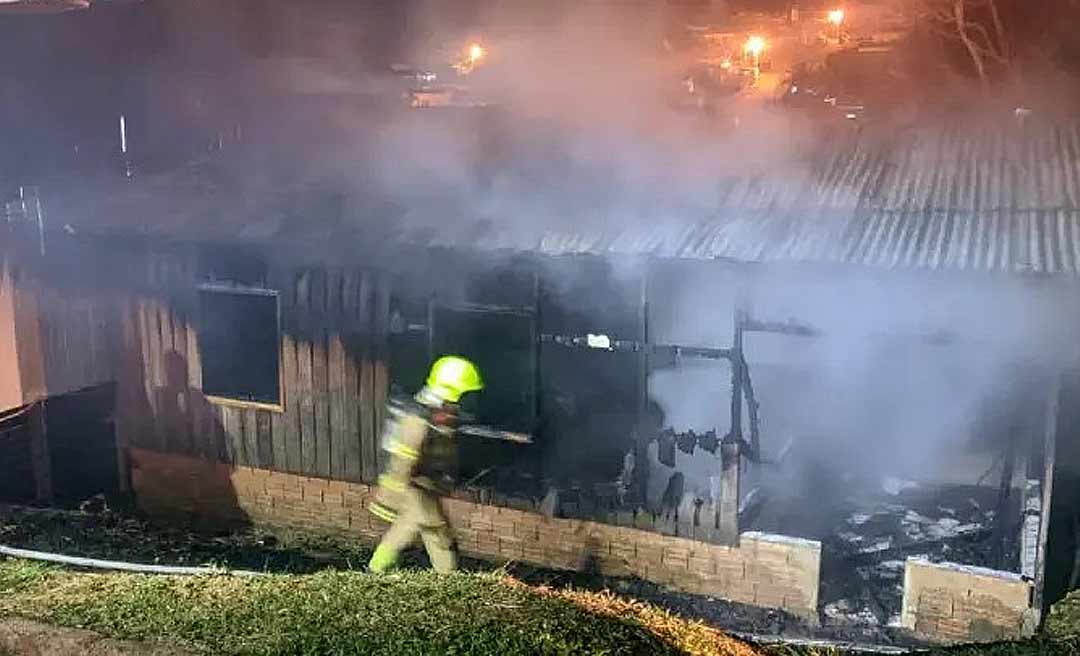 Casa é destruída por incêndio em Cruzeiro do Sul; polícia investiga