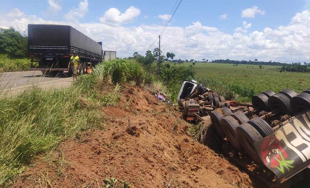 Caminhoneiro tenta evitar atropelamento em ponto de interdição e tomba carreta na BR-364