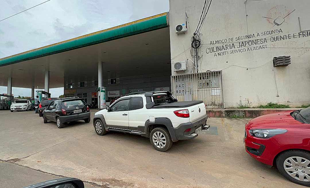 Bloqueios na BR: começa a faltar gasolina em Rio Branco; há fila nos postos