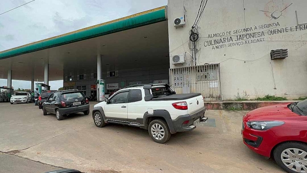 Bloqueios na BR: começa a faltar gasolina em Rio Branco; há fila nos postos