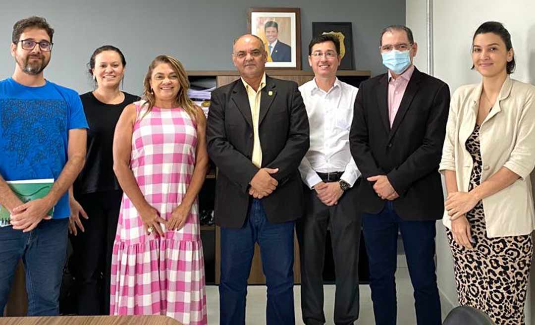 Delegado Henrique Maciel assina termo de cooperação técnica com a Ufac