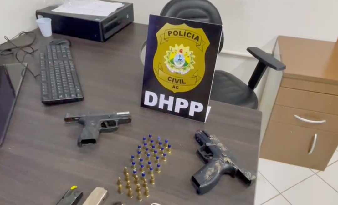 Durante festa, polícia prende mulher com pistola na cintura e apreende segunda pistola jogada no quintal da casa