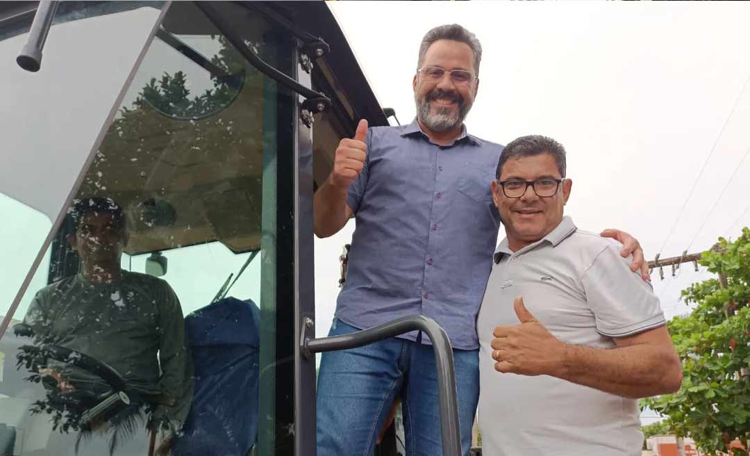 Alan Rick e prefeito Manoel Maia entregam ruas pavimentadas e pá carregadeira em Capixaba