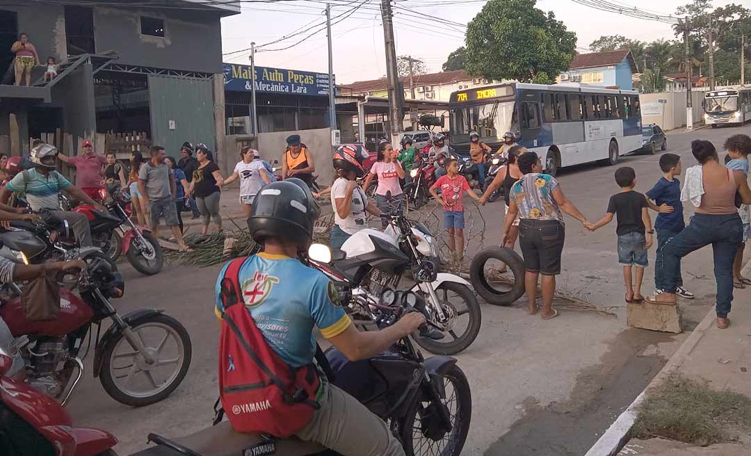 Revoltados, moradores fecham Estrada do São Francisco exigindo pavimentação da travessa São Lucas