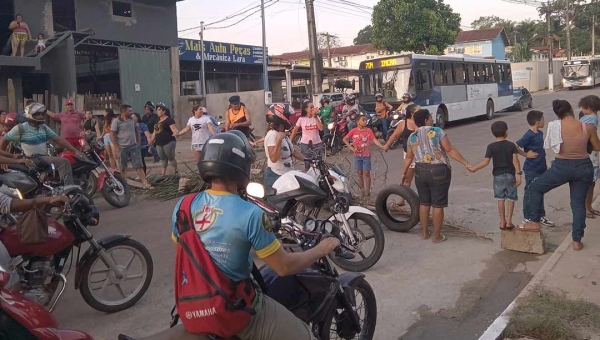 Revoltados, moradores fecham Estrada do São Francisco exigindo pavimentação da travessa São Lucas