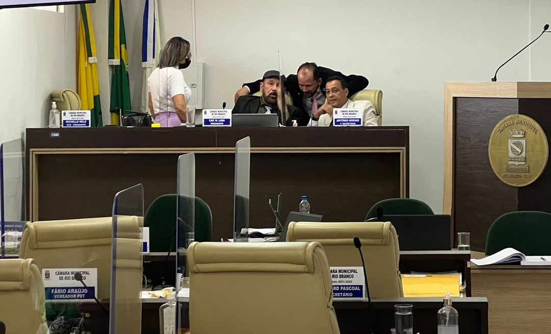 Vereadores suspendem sessão para articular eleição da Mesa Diretora