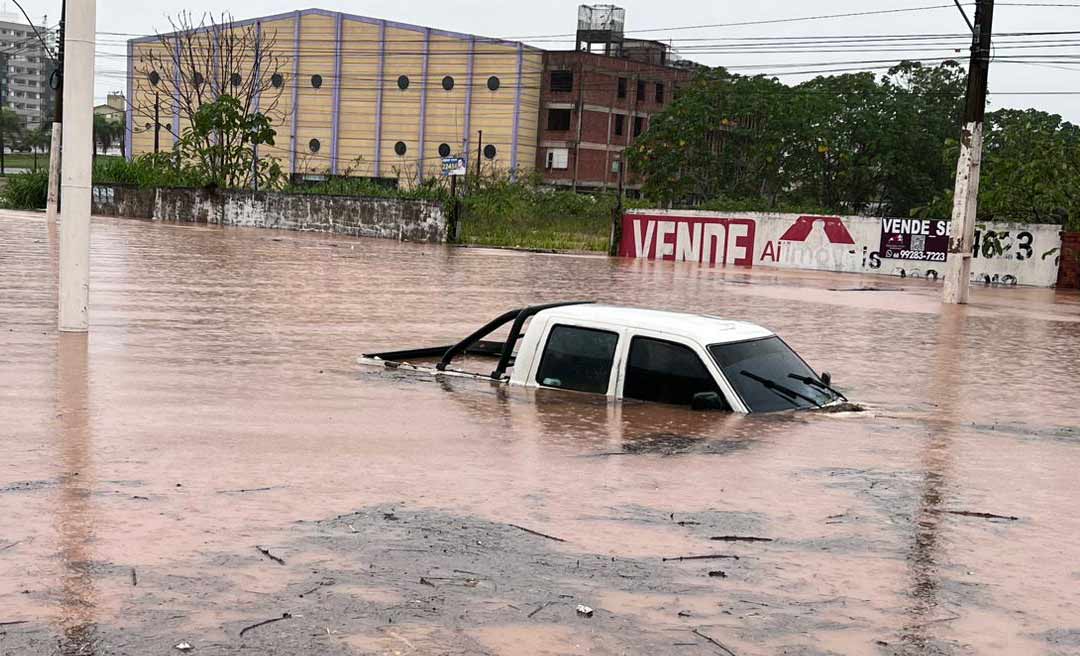 Veículos ficam debaixo d'água na Estrada do Calafate, ao lado da Havan, durante a chuva