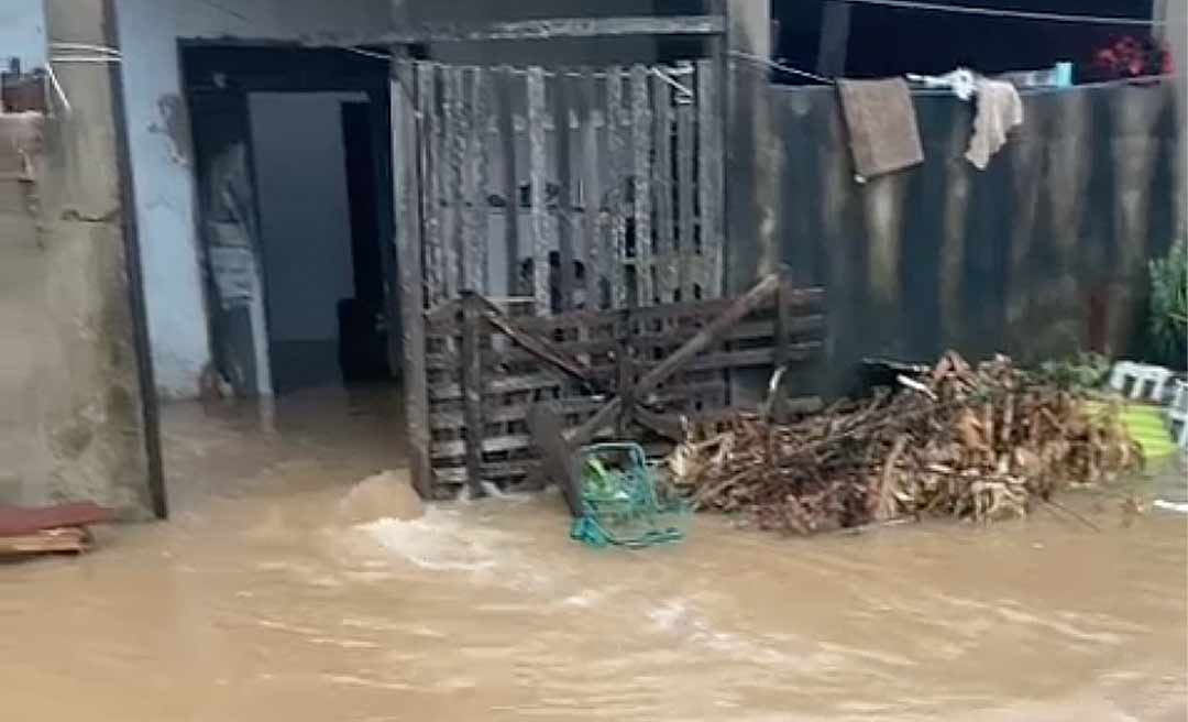 Após forte chuva, água alaga rua e  invade casas no bairro Esperança