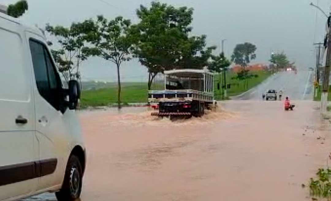 Forte chuva causa transtorno aos rio-branquenses; estrada do Calafate registra diversos pontos de alagamento