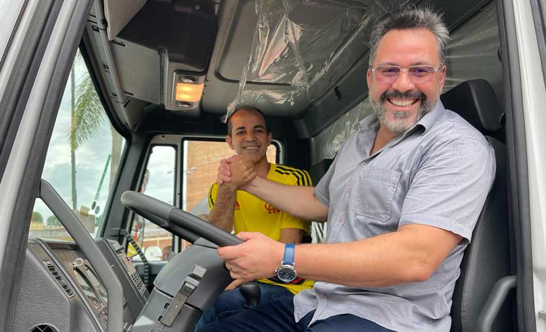 Alan Rick entrega dois caminhões para coleta de lixo em Cruzeiro do Sul