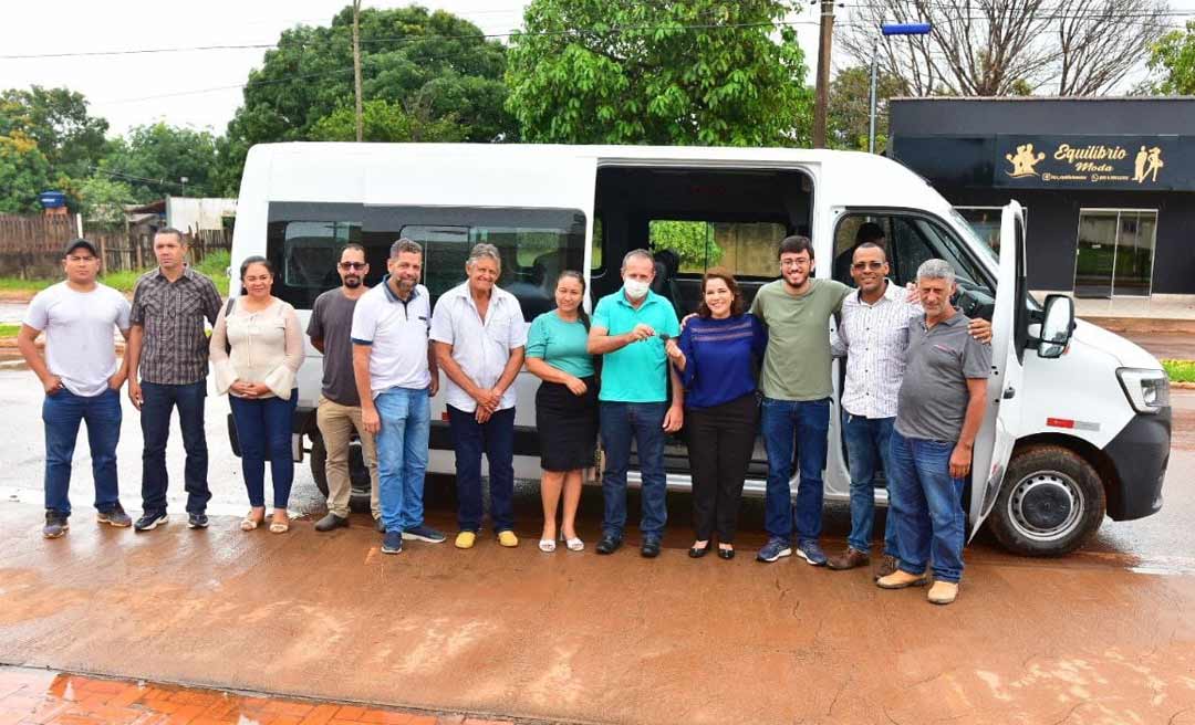 Mara Rocha entrega, em Acrelândia, Veículo com acessibilidade para transporte de pacientes