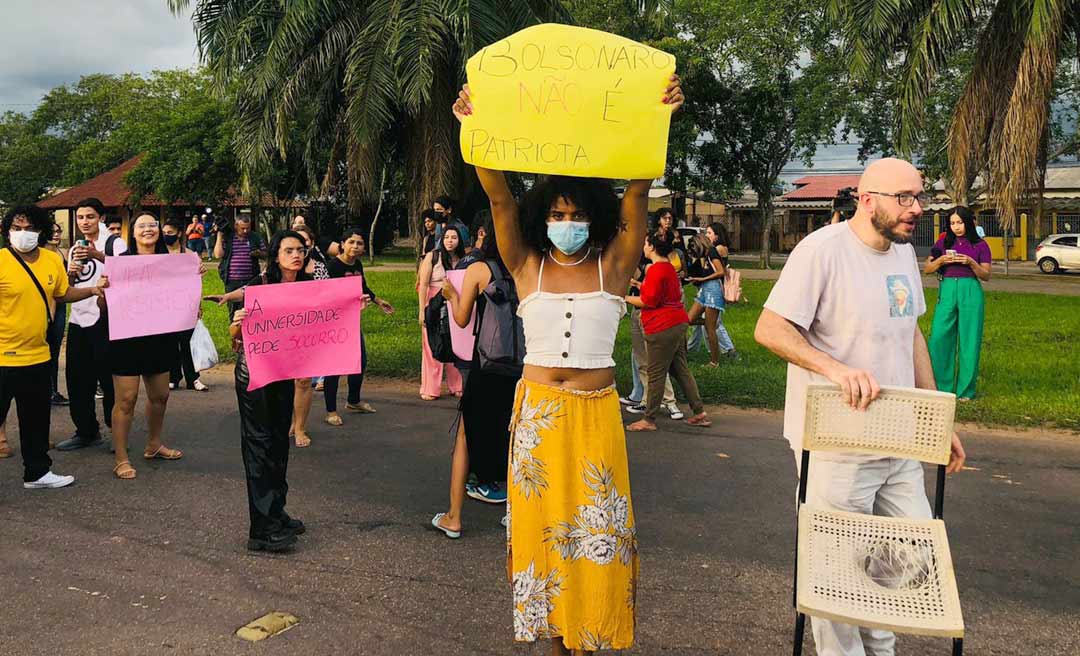 Estudantes fecham rotatória da Ufac em protesto contra bloqueio de verbas