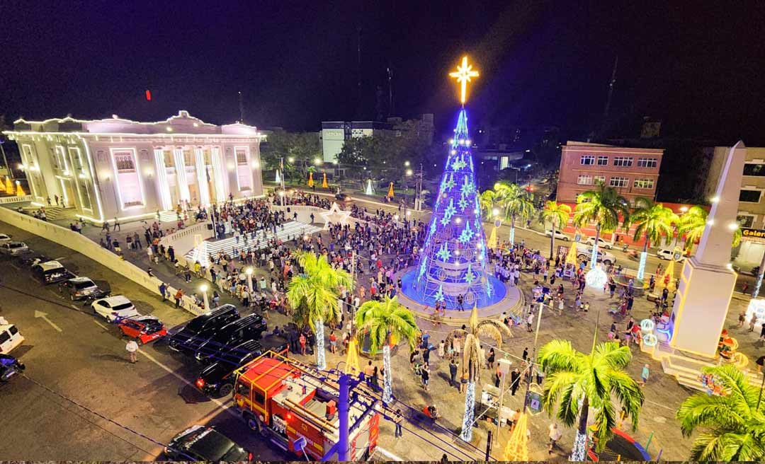 Gladson Cameli acende luzes de Natal em frente ao Palácio e inaugura Casa do Papai Noel 