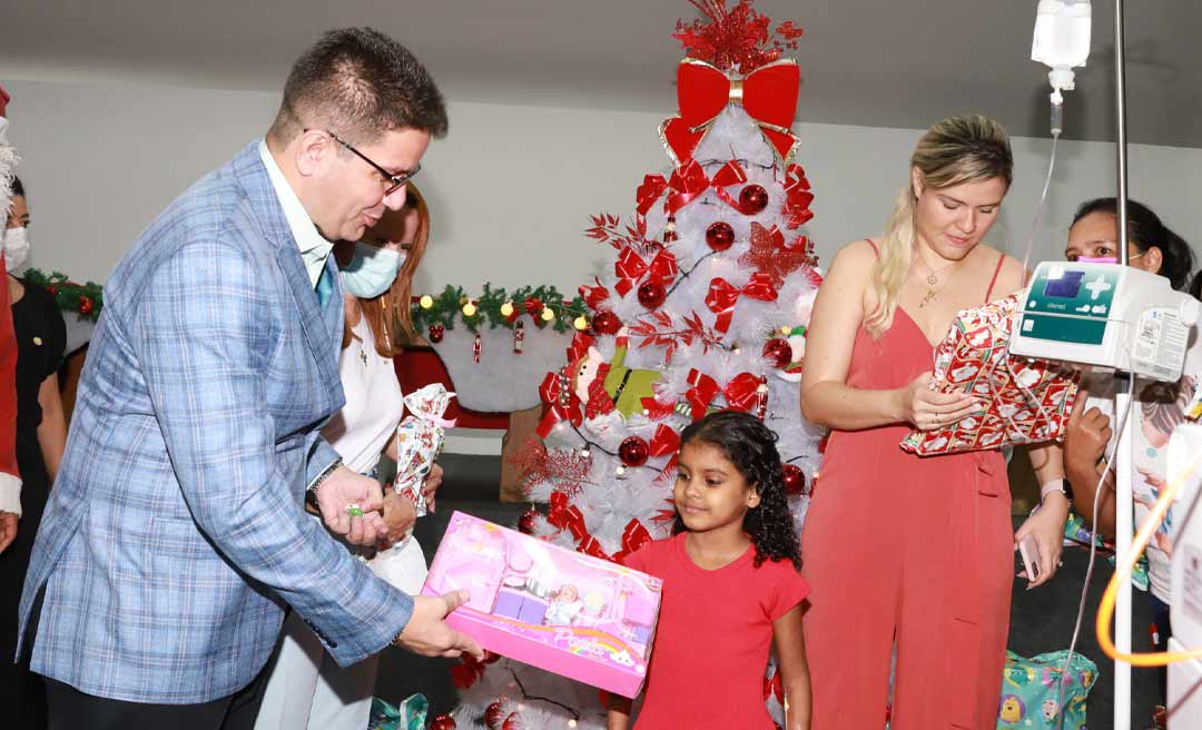 Pacientes do Hospital da Criança recebem presentes de Natal