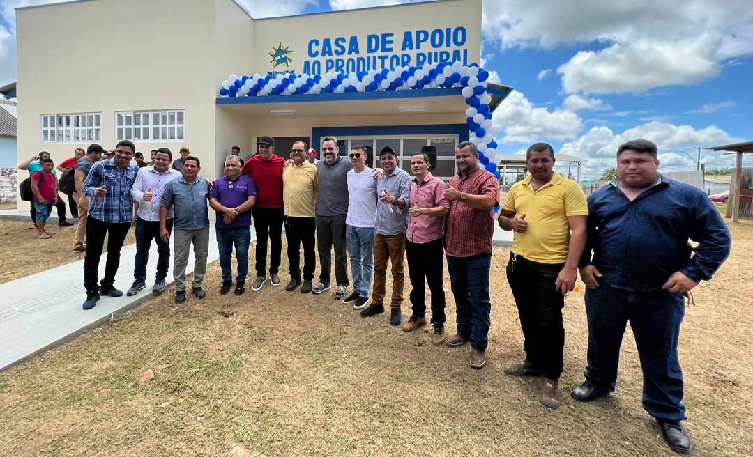 Alan Rick entrega Casa do Agricultor em Manoel Urbano e motocicleta em Sena Madureira