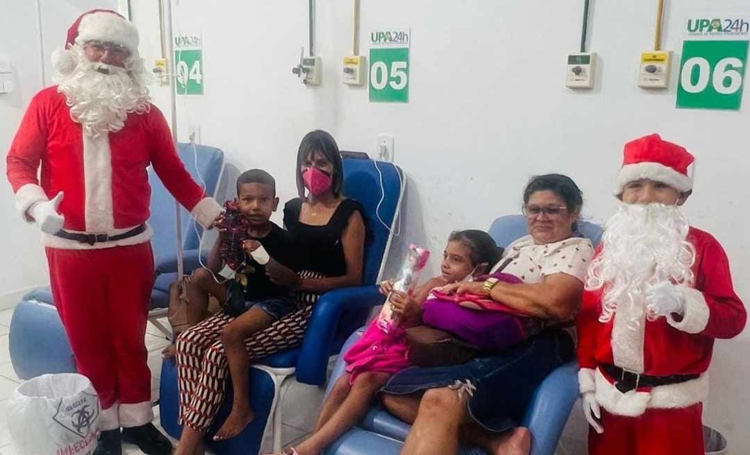 Pai e filho se vestem de Papai Noel e entregam presentes em bairros e hospitais de Rio Branco