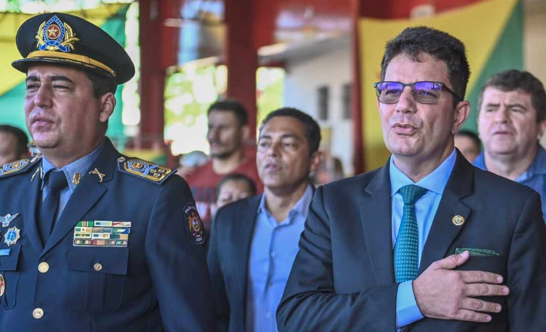 Gladson entrega conjunto de combate a incêndio aos alunos soldados do Corpo de Bombeiros e promove mais de 300 militares