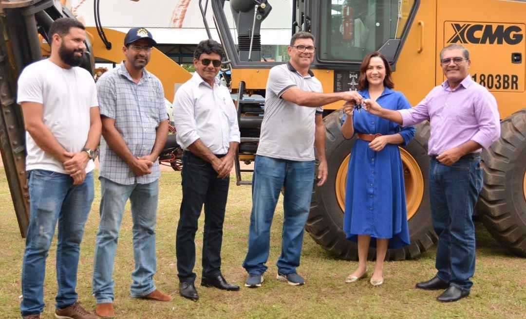 Senadora Mailza entrega patrol ao prefeito do município de Capixaba