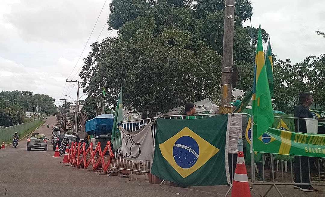 Bolsonaristas permanecem em frente ao 4º BIS em Rio Branco após live de despedida de Bolsonaro