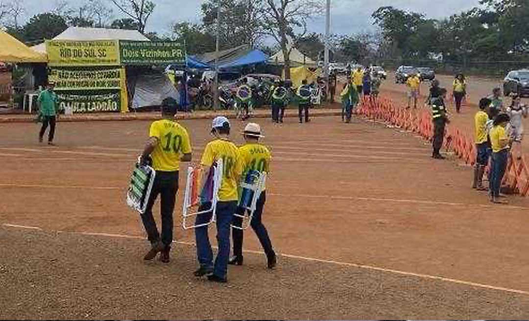 Bolsonaristas choram, rezam e abandonam QG do Exército após discurso