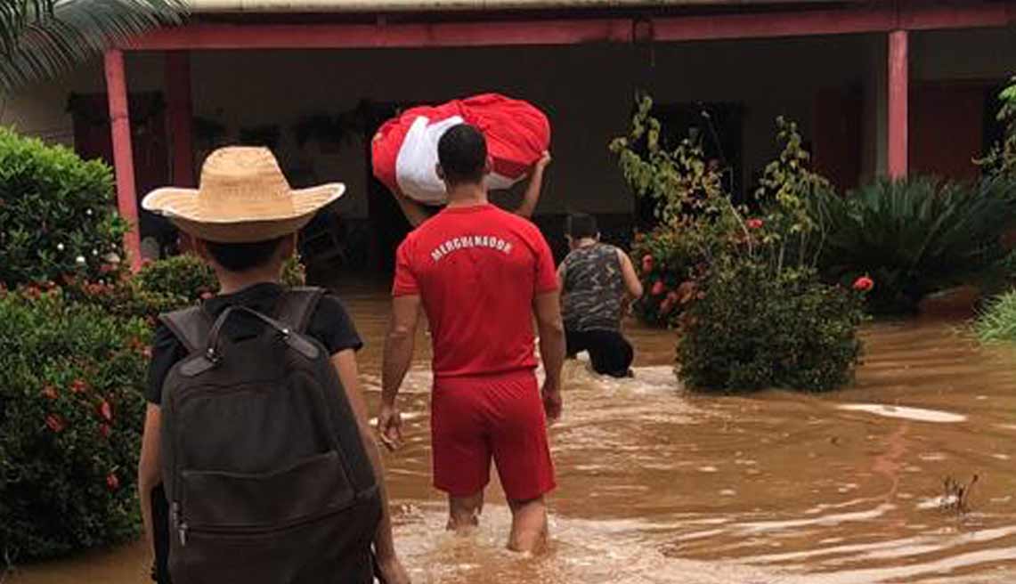 Igarapé transborda durante a chuva e atinge famílias no Albert Sampaio em Rio Branco