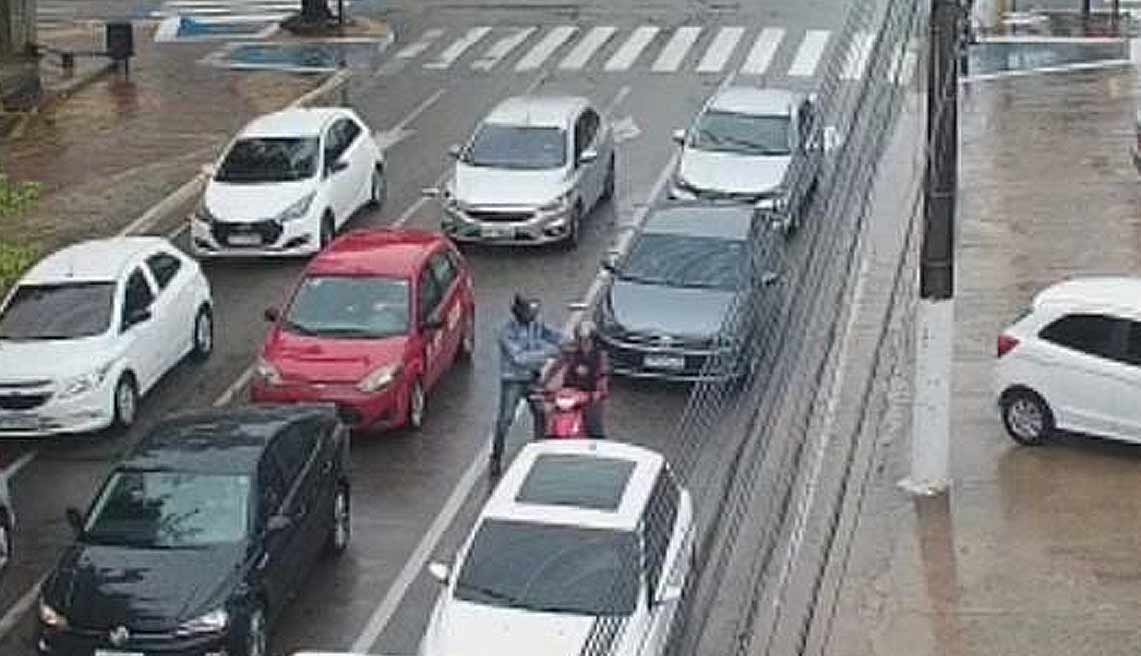 Vídeo mostra assaltante armado roubando moto de mulher no Centro de Rio Branco