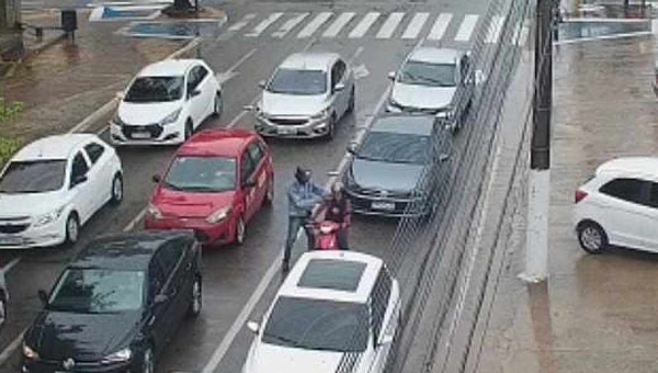 Vídeo mostra assaltante armado roubando moto de mulher no Centro de Rio Branco