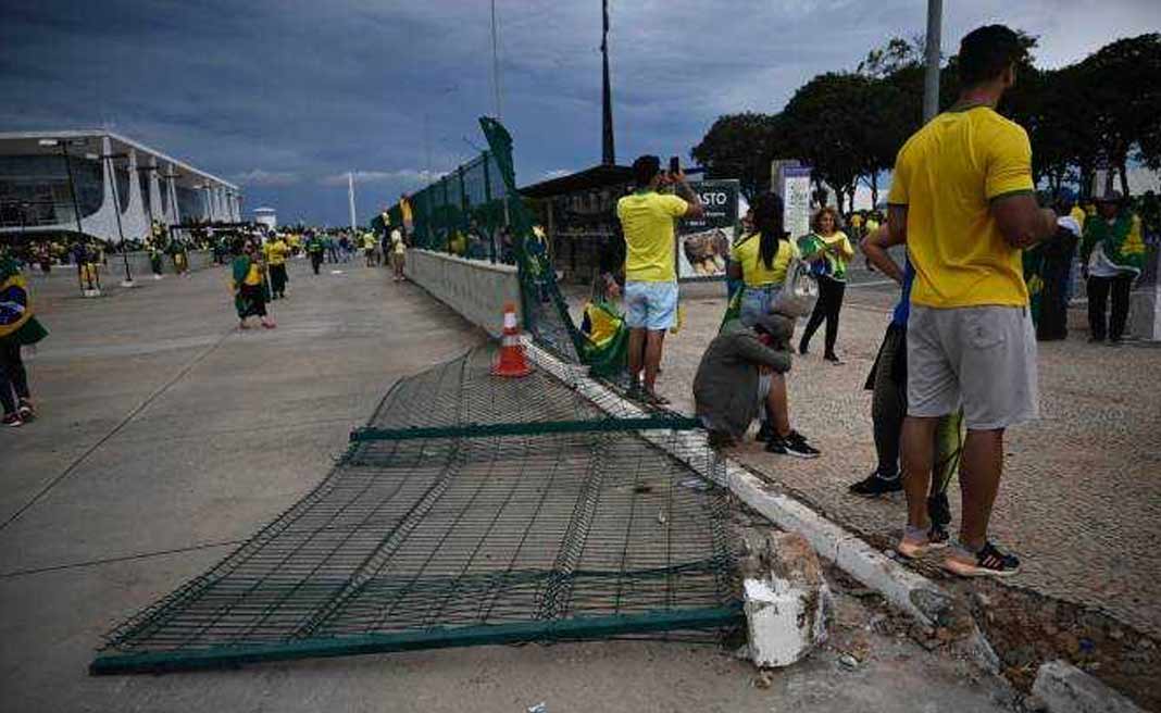 Deputados dos EUA pedem que Bolsonaro seja extraditado ao Brasil