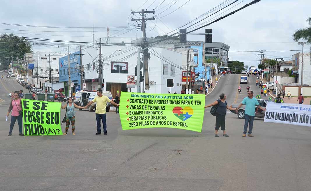 Pais de crianças com autismo fazem protesto em frente ao Terminal Urbano