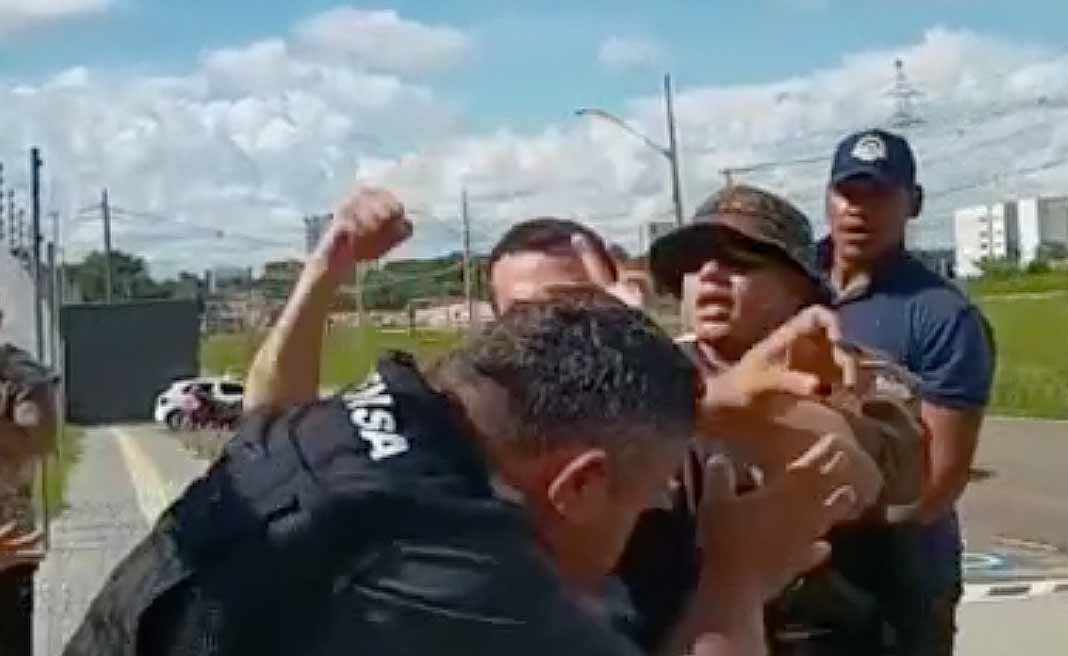 No Acre, jornalista é agredido no portão da PF por bolsonarista