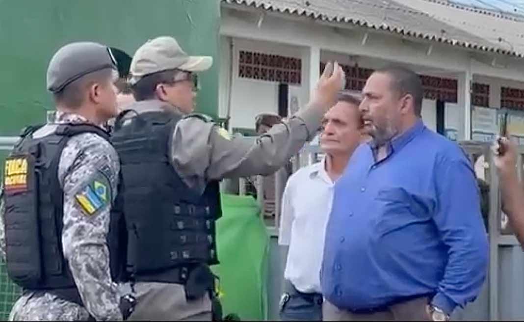 Abordado pela PM na frente do 4º BIS, bolsonarista pede ajuda a soldados do Exército: “Não vão fazer nada? Vão ficar de cabeça baixa? Sem moral!”