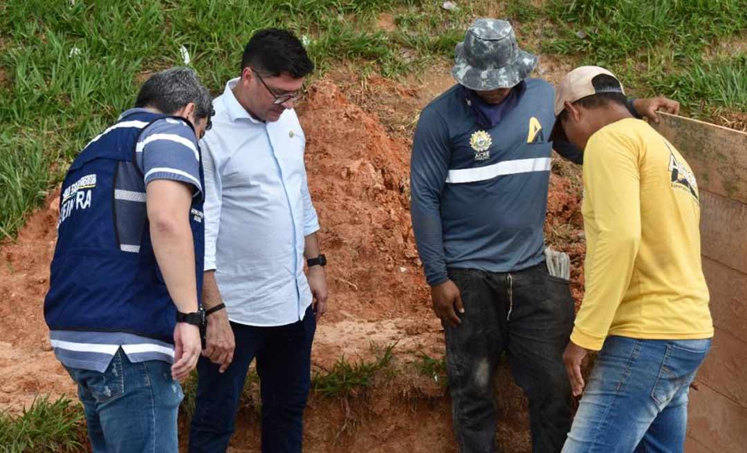 Chefe da Seop vistoria obras na Secom, rodoviária e Avenida Brasil em Sena Madureira