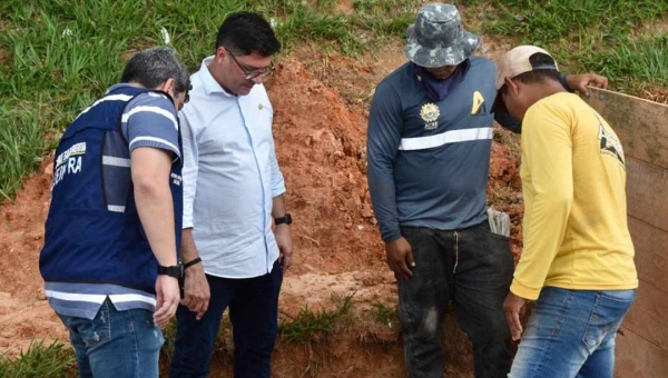 Chefe da Seop vistoria obras na Secom, rodoviária e Avenida Brasil em Sena Madureira