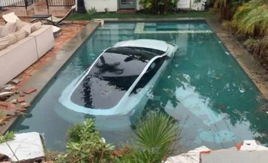 Motorista perde o controle de Tesla, derruba muro e o afunda em piscina de advogada da Disney