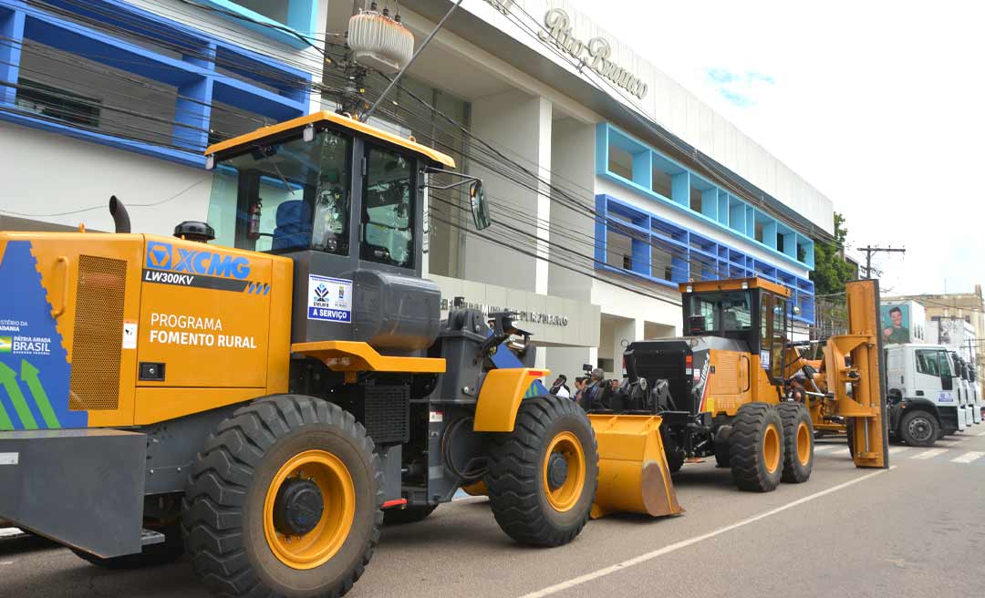 Emurb recebe máquinas e caçambas para trabalhar na recuperação de ramais e vias urbanas